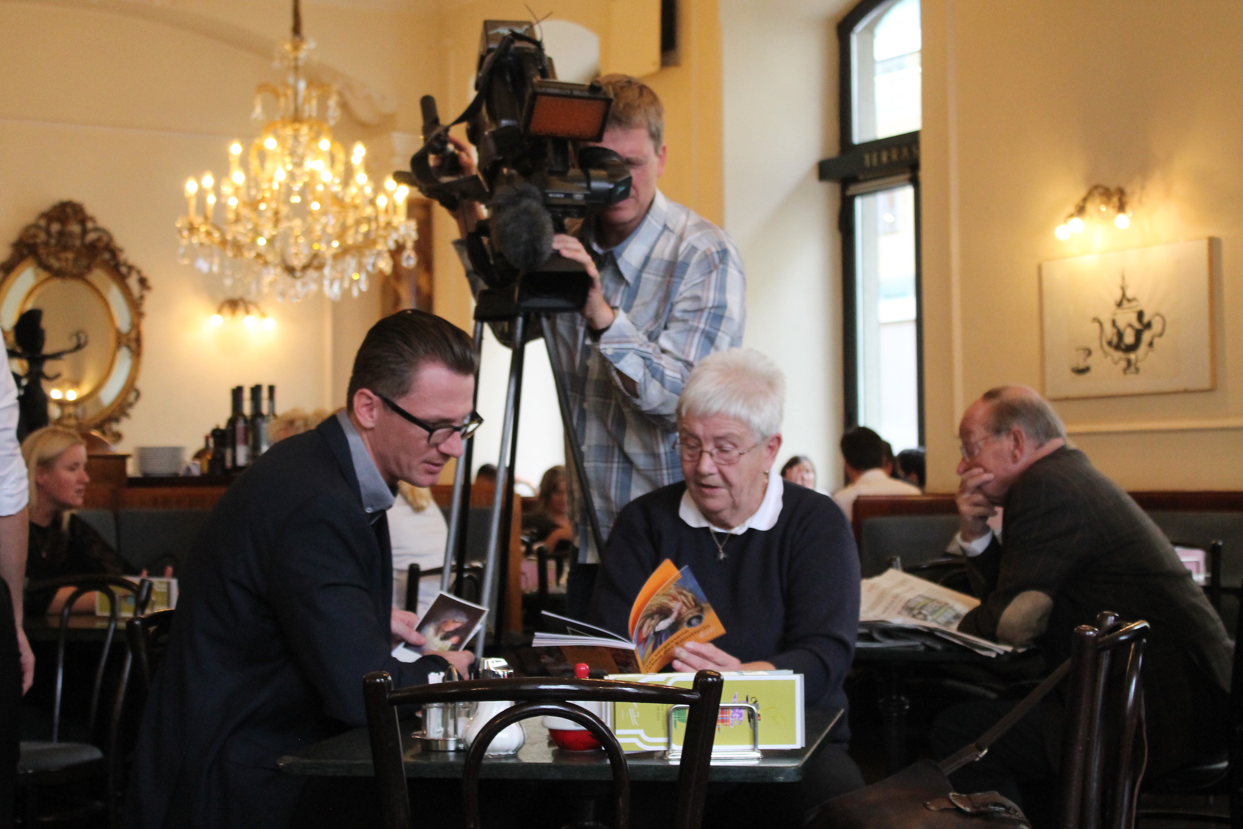 Autor Martin Kolozs und Martha Guggenbichler beim ORF-Interview